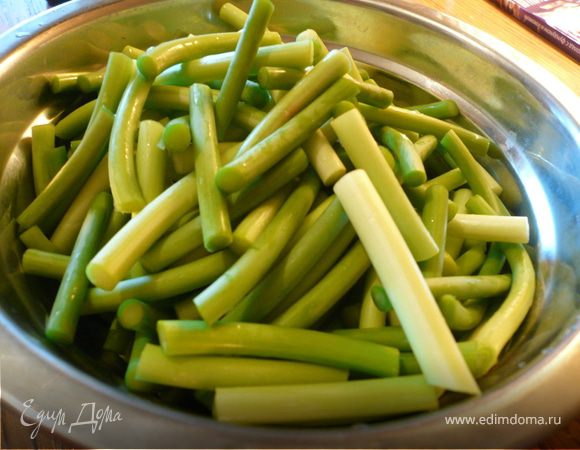 Подготовленные побеги нарежьте небольшими кусочками по 4–5 см длиной.
