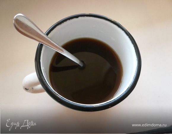 Приготовьте соус. Для этого смешайте воду, соевый соус, соль, сахар, и добавьте крахмал. Сюда же можно сразу добавить специи: имбирь, смесь измельченных в ступке перцев. Очень хороша для восточной кухни зира. Не помешает и щепотка базилика. 