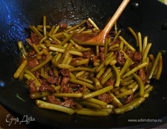 Влейте соус в вок и установите максимальный огонь, чтобы соус закипел. Как только закипит, убавьте нагрев и потушите еще примерно минут 5.<br />
Китайцы готовят на огне, у них на все про все уходит не больше 5 минут. Мы должны получить нежные побеги с кусочками мяса, облаченные в остро-сладко-солено-крахмальный соус!