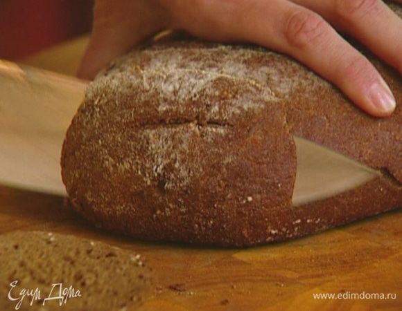 Горбушки поломать руками и выложить в блендер.