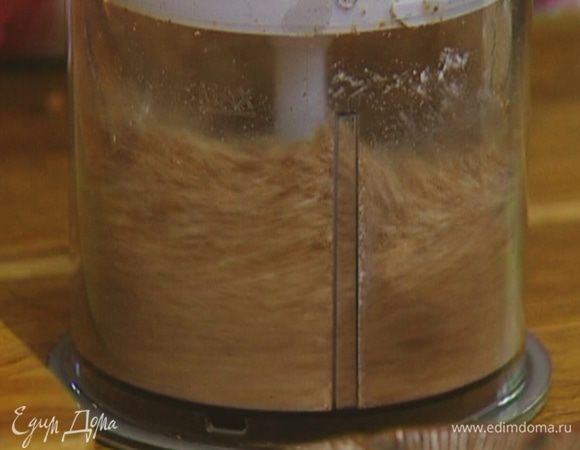 Добавить фундук, миндаль и измельчить все в крошку. 