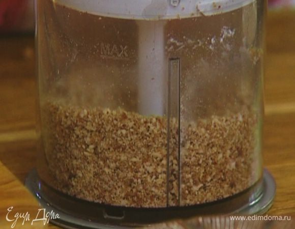 Всыпать 1 ст. ложку сахарной пудры и еще немного все измельчить. 