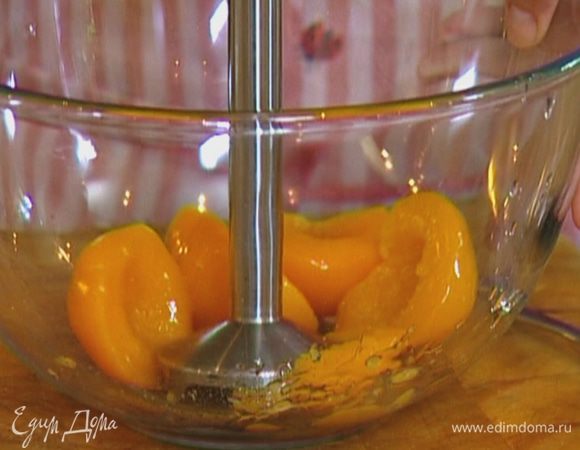 Консервированные персики измельчить блендером в пюре.