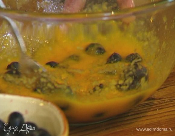 Добавить к персикам голубику (немного ягод оставить), перемешать.