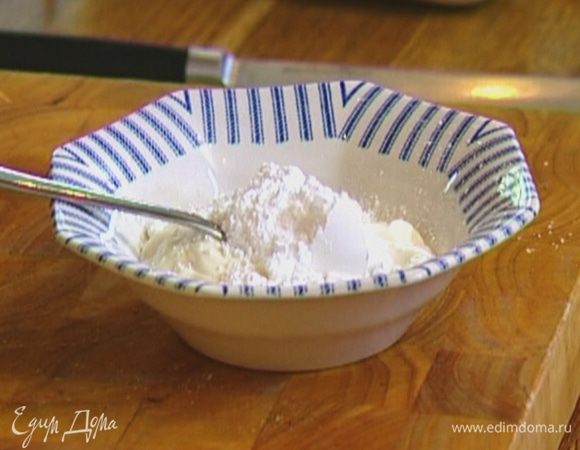 Сметану соединить с оставшейся сахарной пудрой и ванильным экстрактом. 