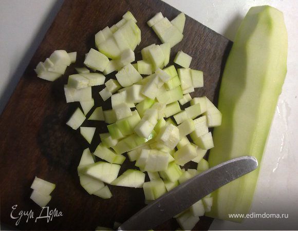 Нарезать кубиками кабачок и положить его в кастрюлю,дать несколько ложек воды.Посолить.Накрыть крышкой.Варить до готовности.15-20 мин.Смотрите сами.

