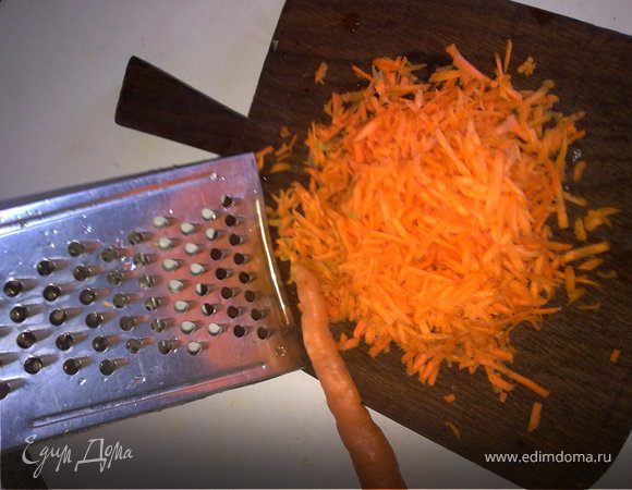 Натереть на крупной терке морковку