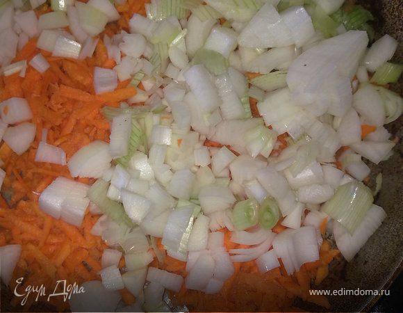 Лук нарезать кубиками и высыпать к морковке в сковороду.Добавить растительное масло.

