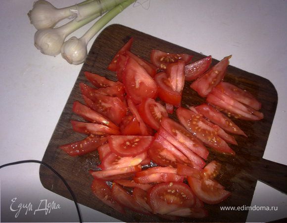 Тем временем нарезаем помидорки(в идеале нужно очистить от кожуры,сделав на них крестообразные надрезы, залить крутым кипятком,а потом сразу в холодную воду-и шкурка легко снимается,но у меня не было времени:)...поэтому просто нарезала помидорки