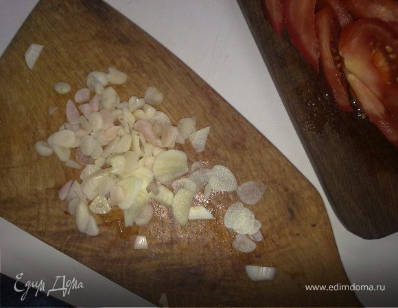 Нарезаем петрушку и мелко чеснок