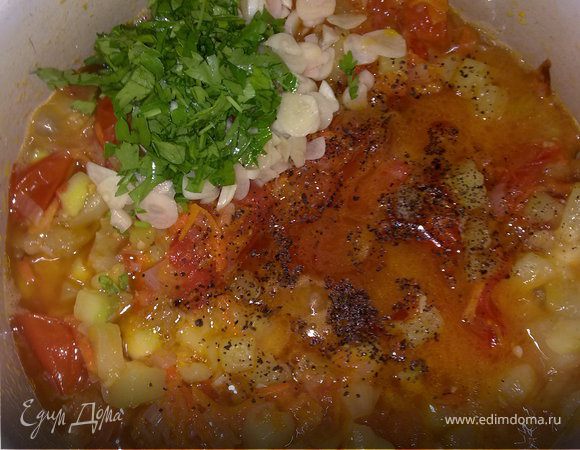 Когда кабачок готов и все остальное поджарилось-соединяем и пускай знакомятся на медленном огне1-2 мин.Перчим,даем перец душистый,лист,петрушку,чеснок.