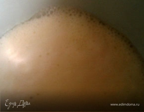 Сахар растворить в молоке и нагреть до кипения. Немного остывший желатин растворить в молоке.