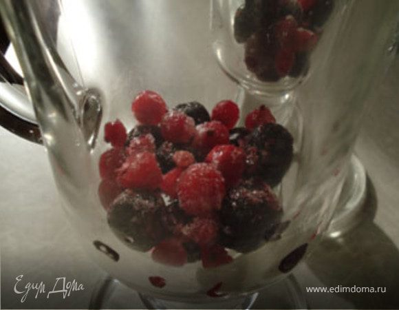 В креманки или бокалы( я использую для глинтвейна)положить замороженные ягоды.