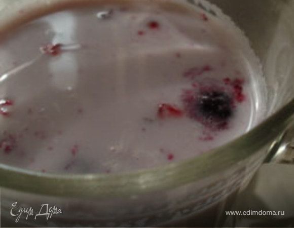 Добавить молоко к ягодам. Дать немного смеси остыть и в холодильник часов 6.
