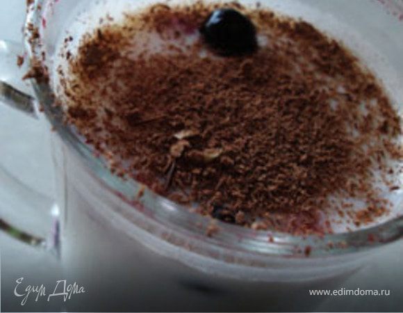 Перед подачей украсить шоколадом и замороженными ягодами