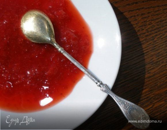 Итак, варенье №1, оно же Быстрое.

Я взяла литровую банку клубники, измельчила ее в блендере. 
Вылила клубничную массу в кастрюлю, добавила 1/ 2 стакана сахара и 2 ст.л. лимонного сока. Дальше варила на достаточно сильном огне, пока варенье не загустилось и вся его поверхность не покрылась пузырьками. Это заняло около 12 минут. Разлила варенье в маленькие баночки, охладила до комнатной температуры и закрыла крышкой. Это варенье может храниться в холодильнике до 10 дней. Если же банки перед этим простерелизовать, оно будет хранится и дольше.  