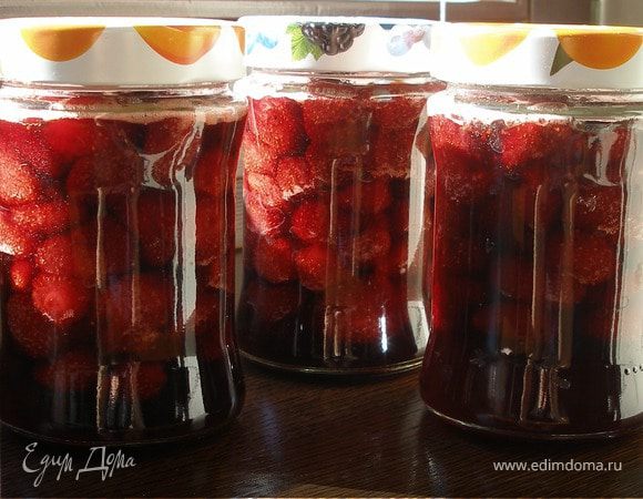 Варенье №2, оно же С целыми ягодами

	Из расчета на 1 кг. клубники готовим сахарный сироп из 200г. сахара и 200г. воды. Когда сироп закипит, опускаем в него первую партию клубники, где-то 200г. Доводим все до кипения, кипятим 1 минуту и вынимаем ягоды шумовкой, выкладываем их в дуршлаг (дуршлаг ставим в большую миску, чтобы в нее стекал сок из отваренных ягод). Сироп продолжаем кипятить, пока он не загустится до первоначального объема. Кладем в сироп очередную порцию ягод и проделываем ту же процедуру до тех пор, пока все ягоды не попадут в дуршлаг. После этого сок, который собрался в миске под дуршлагом,  выливаем в сироп и сгущаем его на сильном огне. 
6Добавляем в сироп клубнику и варим на медленном огне минут 5-6. Снимаем кастрюлю с огня и даем остыть 5 минут. Расклыдываем по банках (заранее стерилизованных) сначала ягоды, потом заливаем сиропом и закрываем крышками. 

