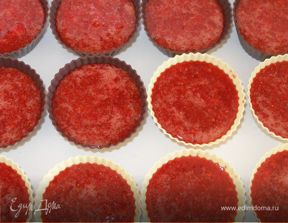 Варенье №3, оно же Не варенье вовсе

Вся фишка в том, что это просто замороженная клубника. Я брала клубнику и сахар в пропорциях 1:1 (можно сахара взять в 2-3 раза меньше), измельчала в блендере и просто замораживала в силиконовых формах для капкейков. Потом вынимала из формочек и складывала эти маленькие клубничные брикеты в отдельный контейнер. Тает это дело быстро а можно есть и так, в качестве замороженного сока, что я и сделала с половиной запасов замороженной клубники, на вкус просто обалденно! И не надо ничего варить! 
