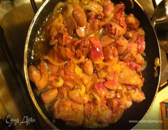 печеночки и сердечки очистить от пленок и прочей чепухи, не резать.
Лук порезать полукольцами, чеснок измельчить.
На сковородке подогреть оливковое масло, распустить сливочное и поджарить лук с чесночком. Добавить к овощам печенку. По рецепту обжаривать печенку нужно было минут 5-10, но у меня это заняло дольше времени: во-первых масла и вытекшего сока было много, поэтому печенка не жарилась, а фактически тушилась, во-вторых, конфорка была маленькая и как ни старалась я сделать сильный огонь, он все равно был маленьким:-)