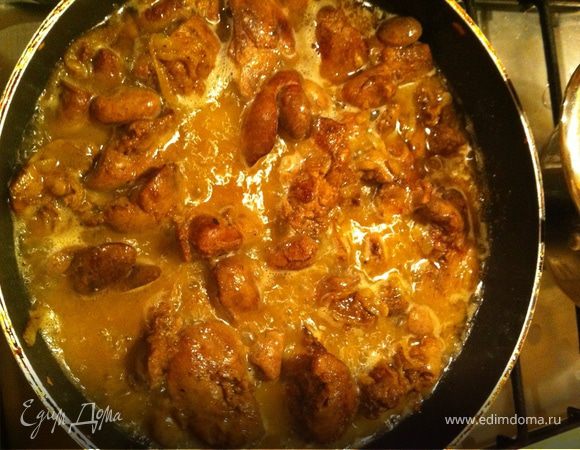 Поджаренную печенку солим, перчим, добавляем кориандр и мускатный орех и заливаем вином. В рецепте специи добавлялись по одной щепотке, но почему-то мне этого на выходе показалось мало... То ли щепотки у меня крошечные, то ли так и было задумано, но в следующий раз обязательно добавлю больше! Мне бы хотелось чувствовать больше этих специй в паштете!
Со специями и вином тушим минут 7-10. 