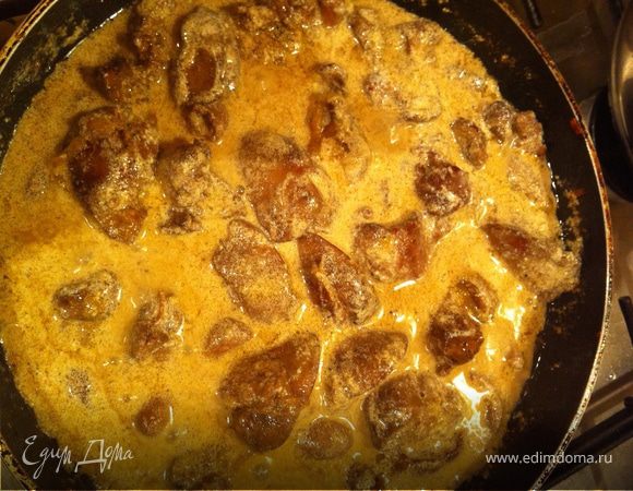 Затем вливаем сливки, доводим до кипения и даем покипеть пару минут, после чего убираем с огня.