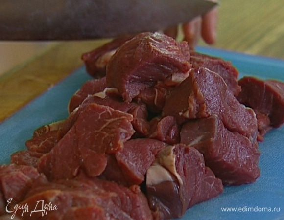 Мясо промыть и нарезать крупными кусочками. 