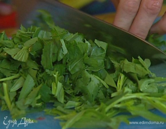 Зелень крупно порезать и выложить к мясу с луком.