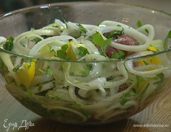 Залить мясо газированной водой, перемешать и оставить на час-полтора при комнатной температуре.