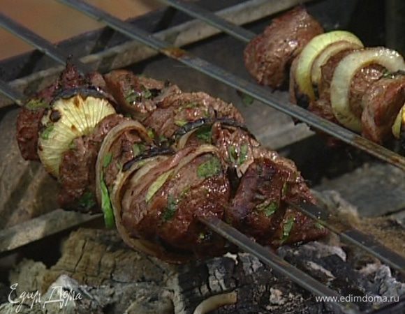 Замаринованное мясо посолить и поперчить, нанизать на шампуры вместе с луком и пожарить на мангале.