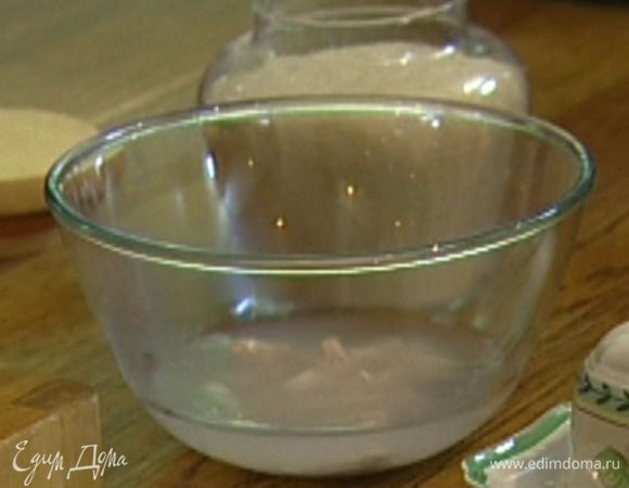 Залить дрожжи 150 мл теплой воды, добавить сахар, перемешать и оставить на 5–10 минут.