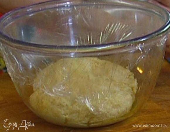 Глубокую посуду слегка смазать оливковым маслом, выложить в нее тесто, затянуть пищевой пленкой и поставить на полтора часа в теплое место.