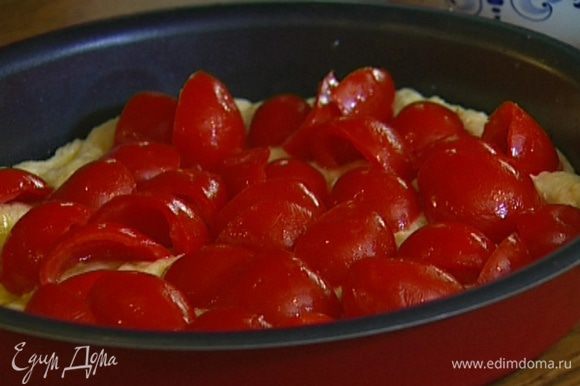Выложить сверху помидоры, слегка вдавливая их в тесто.