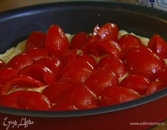 Выложить сверху помидоры, слегка вдавливая их в тесто.