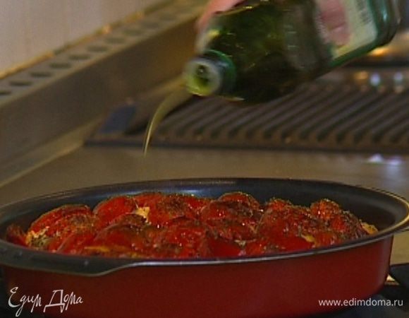 Готовую фокаччу сбрызнуть оливковым маслом и дать остыть. 