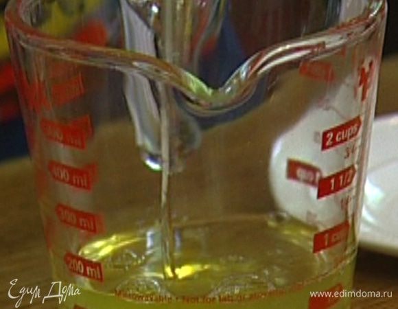 Отделить белки от желтков, белки отправить в холодильник.