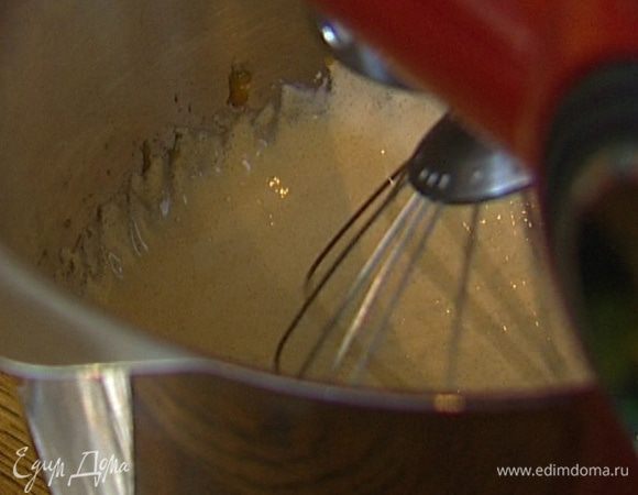 Приготовить тесто: в чаше комбайна соединить желтки с сахаром и взбивать, пока масса не посветлеет и слегка не увеличится в объеме.