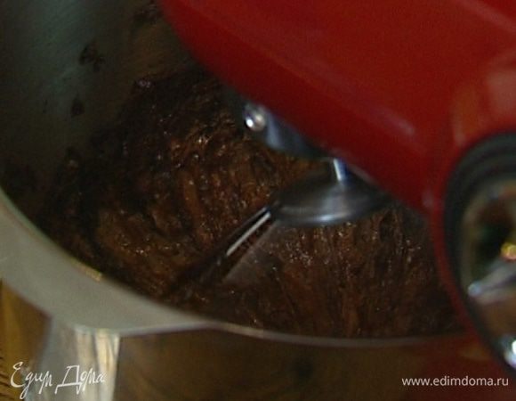 Не прекращая взбивать, добавить растопленный шоколад и взбивать еще пару минут.