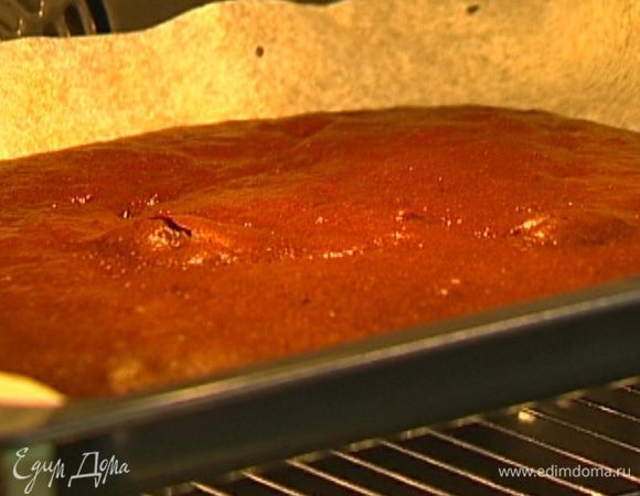 Выстелить противень бумагой для выпечки, вылить тесто, равномерно распределить и поместить в разогретую духовку на 12 минут.