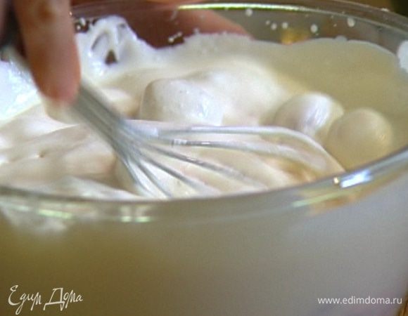Приготовить начинку: сливки слегка взбить венчиком, когда они загустеют, ввести 1 ст. ложку сахарной пудры и продолжать взбивать, затем ввести вторую ложку пудры и еще немного взбить. 