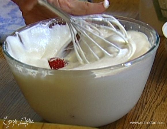 Малину слегка размять, добавить к взбитым сливкам и перемешать. 