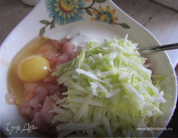 Добавляем яйца, сметану, крахмал и натертый на крупной (можно на мелкой) терке кабачок. Перемешиваем и даем постоять минут 30. 