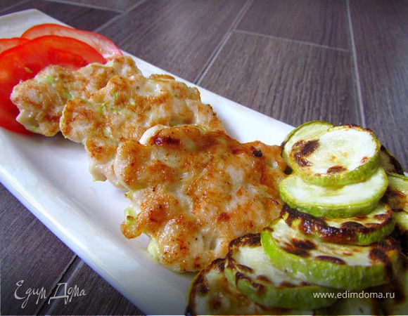 Жарим котлетки под крышкой на среднем огне с двух сторон. На гарнир подойдут любые овощи. Котлетки нравятся деткам, т.к. они получаются мягкими и воздушными! 