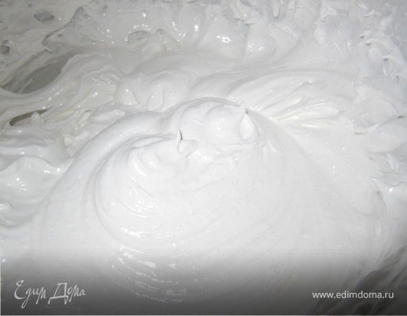 Добавить сахар. Взбить.