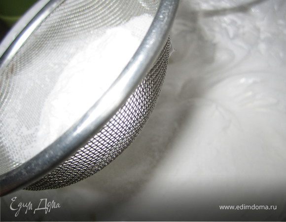 Добавить просеянный крохмал.
Хорошо перемешать лопаткой.