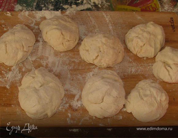 В миске смешать муку, соль, аккуратно влить воду, масло и водку.
Замесить тесто(чтобы не липло к рукам ) и разделить на 8 частей