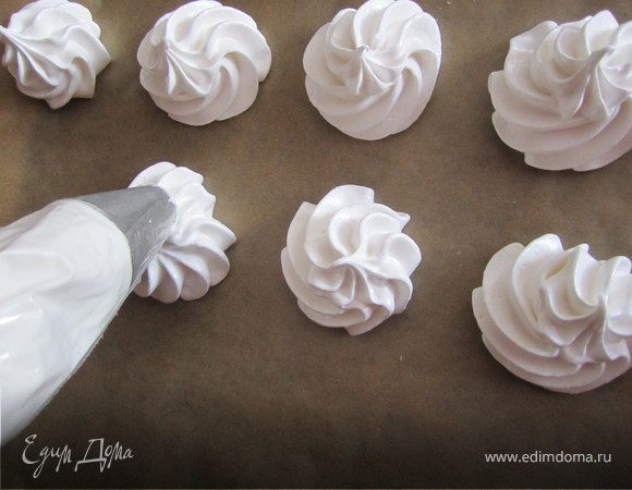 Духовку разогреть до 140 гр.
Противень застелить пергаментной бумагой.
Выложить горки из безе с помощью кондитерского шприца, или же просто ложечкой.