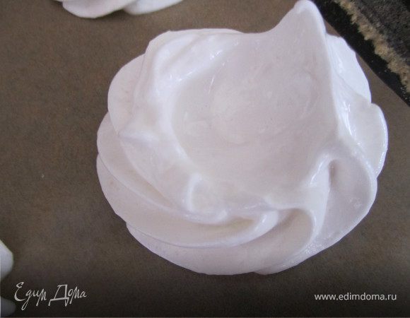 С помощью ложечки, сделать небольшие углубления.
Конечно очень жалко было портить такую красоту, но в результате получится красиво.)