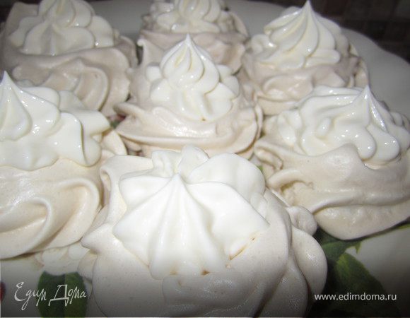 Выложить крем на безе.