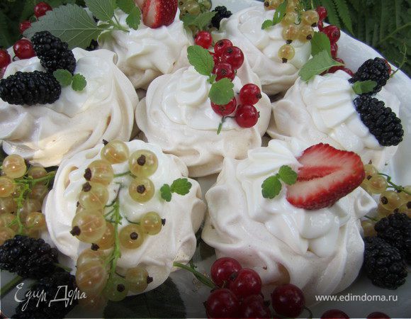 Украсить ягодами.
