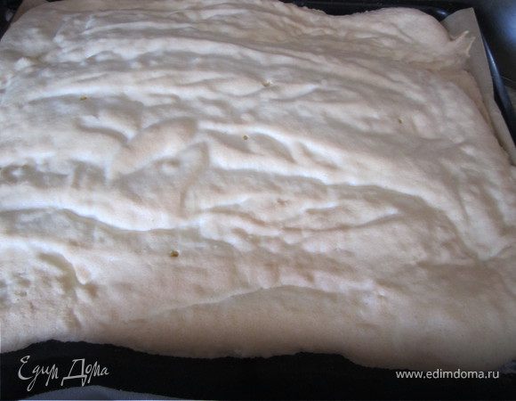 Тесто выложить на противень.